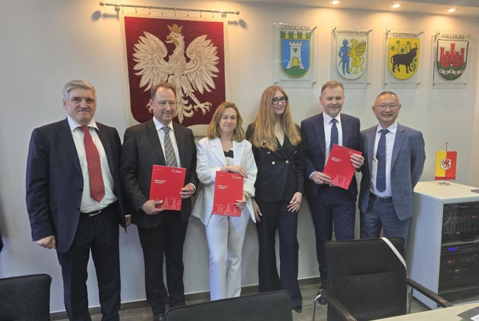 DX Energy and Gryfice representatives with the signed agreement